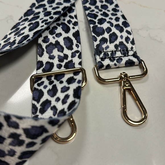 NWOT- Stylish Adjustable White and Navy Blue  Bag Animal Print Strap. - Picture 5 of 10